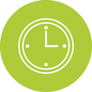 Grüner Kreis mit weiße umrandeter analoger Uhr in der Mitte auf transparentem Hintergrund, symbolisch für flexible Arbeitszeiten.