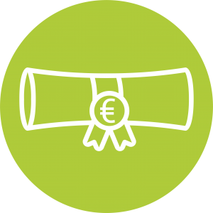 Icon eines zusammgerollten Diploms oder Zertifikats mit einem Euro-Zeichen in Weiß auf einem grünen kreisförmigen Hintergrund.