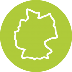 Stilisierter weißer Umriss von Deutschland in einem grünen Kreis auf transparentem Hintergrund.